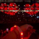 Vivian Hsu Instagram - 有沒有影響你很深的一首歌？ 【Fix you 】是爸爸過世後 陪伴著我的歌 很喜歡 謝謝Coldplay🖤 這也是都疼第一個看的樂團演唱會 很開心你也喜歡我喜歡的樂團 在這裏紀念這個重要的日子 ——————————————— とても影響を受けてる曲ありますか？ 【Fix you】はお父さんが亡くなってから、私が長い間ずっと聴いてて、とても好きな曲です。 ColdPlayさん、ありがとございました。 これも君が初めて観たバンドのライブだね。 ママが好きなバンドを君も好きになってくれたのは嬉しい。 こんなに大事な日を記念に残さないと。 #Coldplay #singaporecoldplay #20240124singapore #新加坡Coldplay風雨無阻 #新加坡國家體育館 #SingaporeNationalStadium