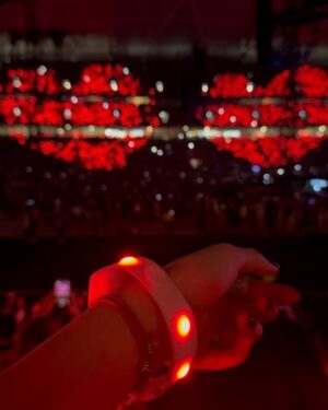 Vivian Hsu Instagram - 有沒有影響你很深的一首歌？

【Fix you 】是爸爸過世後 陪伴著我的歌 很喜歡

謝謝Coldplay🖤

這也是都疼第一個看的樂團演唱會
很開心你也喜歡我喜歡的樂團

在這裏紀念這個重要的日子
———————————————
とても影響を受けてる曲ありますか？

【Fix you】はお父さんが亡くなってから、私が長い間ずっと聴いてて、とても好きな曲です。

ColdPlayさん、ありがとございました。

これも君が初めて観たバンドのライブだね。
ママが好きなバンドを君も好きになってくれたのは嬉しい。

こんなに大事な日を記念に残さないと。

#Coldplay
#singaporecoldplay
#20240124singapore
#新加坡Coldplay風雨無阻
#新加坡國家體育館
#SingaporeNationalStadium