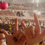 Vivian Hsu Instagram - 有沒有影響你很深的一首歌？ 【Fix you 】是爸爸過世後 陪伴著我的歌 很喜歡 謝謝Coldplay🖤 這也是都疼第一個看的樂團演唱會 很開心你也喜歡我喜歡的樂團 在這裏紀念這個重要的日子 ——————————————— とても影響を受けてる曲ありますか？ 【Fix you】はお父さんが亡くなってから、私が長い間ずっと聴いてて、とても好きな曲です。 ColdPlayさん、ありがとございました。 これも君が初めて観たバンドのライブだね。 ママが好きなバンドを君も好きになってくれたのは嬉しい。 こんなに大事な日を記念に残さないと。 #Coldplay #singaporecoldplay #20240124singapore #新加坡Coldplay風雨無阻 #新加坡國家體育館 #SingaporeNationalStadium