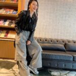Vivian Hsu Instagram – 早安，過年快到了

新褲子、新球鞋

謝謝 #魏如昀@RETEM03 #Nike

但是穿了20年前的皮衣🖤

黑灰銀永不退流行 你們覺得呢？

————————————————

お早うございます、もうすぐ旧正月。

新しいズボンと新しいスニーカー。

#QueenWei @RETEM03 #NIKE ありがとう

でも革ジャンは20年も着てるやつ🖤

黒とグレー、シルバーは絶対に時代遅れしない色だね。皆さんはどう思う？

@lounes_chen 
@jenny_lin_0418 
@ginnylu