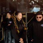 Vivian Hsu Instagram – 幕後花絮是要連著發才有感覺對吧

Behind the Scenes 6支短影片送給你們

我們都為了25年後還能共演感到不可思議

謝謝經紀人幫我們拍下這些珍貴的時刻
也與你們分享3個人上台前的認真練習

發現大哥只要上台前突然沈默，就是在緊張🙈去年還在後台緊張到乾嘔，可是上台後他都總是能完美演出！

前年復活我緊張到忘記帶耳監聽，這次有記得了喔
有發現天山的牛角會發亮會轉動嗎
大哥終於畫上南南見狂也的眉毛了！好狂！

還有，口袋餅乾的動作我們也會跳！
（模仿口袋餅乾、消除上台前的緊張🤣）
———————————————————————
メイキングは連続公開した方が楽しいよね。

Behind the Scenes
6本のショートムービーを皆さんにプレゼント。

私たちは25年後にまた共演できることに不思議だと思ってます。

これらの大切な瞬間を撮ってくれたマネージャーに感謝です。その瞬間も皆さんとシェアしたいと思います。
３人がステージに上がる前真面目に練習してる。アニキが本番前に無口になるのは緊張してると思う🙈一昨年はからえずきまで緊張したし。でもステージに出たらいつも完璧！

一昨年の復活はイヤモニをつけるの忘れたけど、今度はちゃんと覚えてるよ。
天山のツノが光ってて回ってるの気付いた？
アニキも南々見狂也の眉毛を描いた！マジで狂！
そして、私たちはポケビの振りもできるよ！
（ポケビのマネをして、緊張をほぐす🤣）

#黑色餅乾
#ブラックビスケッツ
#BlackBiscuits
#口袋餅乾
#ポケットビスケッツ
#PoketBiscuits
#第74回NHK紅白歌合戦
#2023NHK紅白歌合戰

@nanchan_official_ 
@chiaki77777 
@amano2142 
@lounes_chen 
@shintsaimakeup 
@ginnylu