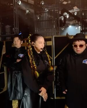 Vivian Hsu Instagram - 幕後花絮是要連著發才有感覺對吧

Behind the Scenes 6支短影片送給你們

我們都為了25年後還能共演感到不可思議

謝謝經紀人幫我們拍下這些珍貴的時刻
也與你們分享3個人上台前的認真練習

發現大哥只要上台前突然沈默，就是在緊張🙈去年還在後台緊張到乾嘔，可是上台後他都總是能完美演出！

前年復活我緊張到忘記帶耳監聽，這次有記得了喔
有發現天山的牛角會發亮會轉動嗎
大哥終於畫上南南見狂也的眉毛了！好狂！

還有，口袋餅乾的動作我們也會跳！
（模仿口袋餅乾、消除上台前的緊張🤣）
———————————————————————
メイキングは連続公開した方が楽しいよね。

Behind the Scenes
6本のショートムービーを皆さんにプレゼント。

私たちは25年後にまた共演できることに不思議だと思ってます。

これらの大切な瞬間を撮ってくれたマネージャーに感謝です。その瞬間も皆さんとシェアしたいと思います。
３人がステージに上がる前真面目に練習してる。アニキが本番前に無口になるのは緊張してると思う🙈一昨年はからえずきまで緊張したし。でもステージに出たらいつも完璧！

一昨年の復活はイヤモニをつけるの忘れたけど、今度はちゃんと覚えてるよ。
天山のツノが光ってて回ってるの気付いた？
アニキも南々見狂也の眉毛を描いた！マジで狂！
そして、私たちはポケビの振りもできるよ！
（ポケビのマネをして、緊張をほぐす🤣）

#黑色餅乾
#ブラックビスケッツ
#BlackBiscuits
#口袋餅乾
#ポケットビスケッツ
#PoketBiscuits
#第74回NHK紅白歌合戦
#2023NHK紅白歌合戰

@nanchan_official_ 
@chiaki77777 
@amano2142 
@lounes_chen 
@shintsaimakeup 
@ginnylu