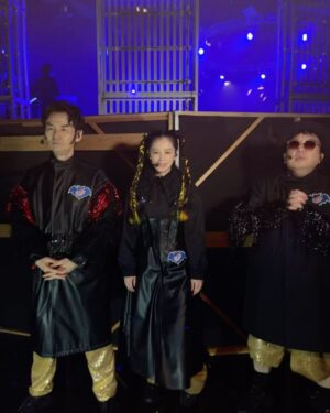 Vivian Hsu Instagram - 幕後花絮是要連著發才有感覺對吧

Behind the Scenes 6支短影片送給你們

我們都為了25年後還能共演感到不可思議

謝謝經紀人幫我們拍下這些珍貴的時刻
也與你們分享3個人上台前的認真練習

發現大哥只要上台前突然沈默，就是在緊張🙈去年還在後台緊張到乾嘔，可是上台後他都總是能完美演出！

前年復活我緊張到忘記帶耳監聽，這次有記得了喔
有發現天山的牛角會發亮會轉動嗎
大哥終於畫上南南見狂也的眉毛了！好狂！

還有，口袋餅乾的動作我們也會跳！
（模仿口袋餅乾、消除上台前的緊張🤣）
———————————————————————
メイキングは連続公開した方が楽しいよね。

Behind the Scenes
6本のショートムービーを皆さんにプレゼント。

私たちは25年後にまた共演できることに不思議だと思ってます。

これらの大切な瞬間を撮ってくれたマネージャーに感謝です。その瞬間も皆さんとシェアしたいと思います。
３人がステージに上がる前真面目に練習してる。アニキが本番前に無口になるのは緊張してると思う🙈一昨年はからえずきまで緊張したし。でもステージに出たらいつも完璧！

一昨年の復活はイヤモニをつけるの忘れたけど、今度はちゃんと覚えてるよ。
天山のツノが光ってて回ってるの気付いた？
アニキも南々見狂也の眉毛を描いた！マジで狂！
そして、私たちはポケビの振りもできるよ！
（ポケビのマネをして、緊張をほぐす🤣）

#黑色餅乾
#ブラックビスケッツ
#BlackBiscuits
#口袋餅乾
#ポケットビスケッツ
#PoketBiscuits
#第74回NHK紅白歌合戦
#2023NHK紅白歌合戰

@nanchan_official_ 
@chiaki77777 
@amano2142 
@lounes_chen 
@shintsaimakeup 
@ginnylu