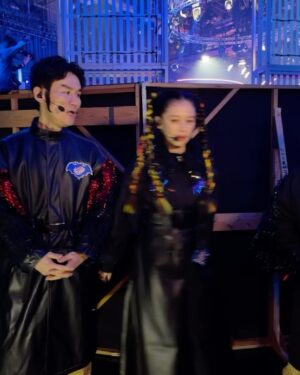 Vivian Hsu Instagram - 幕後花絮是要連著發才有感覺對吧

Behind the Scenes 6支短影片送給你們

我們都為了25年後還能共演感到不可思議

謝謝經紀人幫我們拍下這些珍貴的時刻
也與你們分享3個人上台前的認真練習

發現大哥只要上台前突然沈默，就是在緊張🙈去年還在後台緊張到乾嘔，可是上台後他都總是能完美演出！

前年復活我緊張到忘記帶耳監聽，這次有記得了喔
有發現天山的牛角會發亮會轉動嗎
大哥終於畫上南南見狂也的眉毛了！好狂！

還有，口袋餅乾的動作我們也會跳！
（模仿口袋餅乾、消除上台前的緊張🤣）
———————————————————————
メイキングは連続公開した方が楽しいよね。

Behind the Scenes
6本のショートムービーを皆さんにプレゼント。

私たちは25年後にまた共演できることに不思議だと思ってます。

これらの大切な瞬間を撮ってくれたマネージャーに感謝です。その瞬間も皆さんとシェアしたいと思います。
３人がステージに上がる前真面目に練習してる。アニキが本番前に無口になるのは緊張してると思う🙈一昨年はからえずきまで緊張したし。でもステージに出たらいつも完璧！

一昨年の復活はイヤモニをつけるの忘れたけど、今度はちゃんと覚えてるよ。
天山のツノが光ってて回ってるの気付いた？
アニキも南々見狂也の眉毛を描いた！マジで狂！
そして、私たちはポケビの振りもできるよ！
（ポケビのマネをして、緊張をほぐす🤣）

#黑色餅乾
#ブラックビスケッツ
#BlackBiscuits
#口袋餅乾
#ポケットビスケッツ
#PoketBiscuits
#第74回NHK紅白歌合戦
#2023NHK紅白歌合戰

@nanchan_official_ 
@chiaki77777 
@amano2142 
@lounes_chen 
@shintsaimakeup 
@ginnylu
