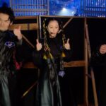 Vivian Hsu Instagram – 幕後花絮是要連著發才有感覺對吧

Behind the Scenes 6支短影片送給你們

我們都為了25年後還能共演感到不可思議

謝謝經紀人幫我們拍下這些珍貴的時刻
也與你們分享3個人上台前的認真練習

發現大哥只要上台前突然沈默，就是在緊張🙈去年還在後台緊張到乾嘔，可是上台後他都總是能完美演出！

前年復活我緊張到忘記帶耳監聽，這次有記得了喔
有發現天山的牛角會發亮會轉動嗎
大哥終於畫上南南見狂也的眉毛了！好狂！

還有，口袋餅乾的動作我們也會跳！
（模仿口袋餅乾、消除上台前的緊張🤣）
———————————————————————
メイキングは連続公開した方が楽しいよね。

Behind the Scenes
6本のショートムービーを皆さんにプレゼント。

私たちは25年後にまた共演できることに不思議だと思ってます。

これらの大切な瞬間を撮ってくれたマネージャーに感謝です。その瞬間も皆さんとシェアしたいと思います。
３人がステージに上がる前真面目に練習してる。アニキが本番前に無口になるのは緊張してると思う🙈一昨年はからえずきまで緊張したし。でもステージに出たらいつも完璧！

一昨年の復活はイヤモニをつけるの忘れたけど、今度はちゃんと覚えてるよ。
天山のツノが光ってて回ってるの気付いた？
アニキも南々見狂也の眉毛を描いた！マジで狂！
そして、私たちはポケビの振りもできるよ！
（ポケビのマネをして、緊張をほぐす🤣）

#黑色餅乾
#ブラックビスケッツ
#BlackBiscuits
#口袋餅乾
#ポケットビスケッツ
#PoketBiscuits
#第74回NHK紅白歌合戦
#2023NHK紅白歌合戰

@nanchan_official_ 
@chiaki77777 
@amano2142 
@lounes_chen 
@shintsaimakeup 
@ginnylu