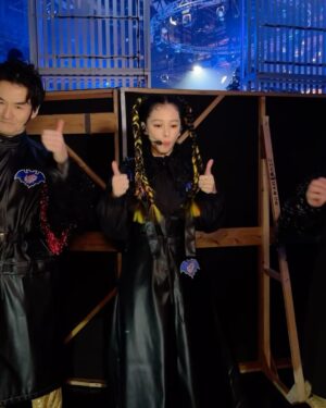 Vivian Hsu Instagram - 幕後花絮是要連著發才有感覺對吧

Behind the Scenes 6支短影片送給你們

我們都為了25年後還能共演感到不可思議

謝謝經紀人幫我們拍下這些珍貴的時刻
也與你們分享3個人上台前的認真練習

發現大哥只要上台前突然沈默，就是在緊張🙈去年還在後台緊張到乾嘔，可是上台後他都總是能完美演出！

前年復活我緊張到忘記帶耳監聽，這次有記得了喔
有發現天山的牛角會發亮會轉動嗎
大哥終於畫上南南見狂也的眉毛了！好狂！

還有，口袋餅乾的動作我們也會跳！
（模仿口袋餅乾、消除上台前的緊張🤣）
———————————————————————
メイキングは連続公開した方が楽しいよね。

Behind the Scenes
6本のショートムービーを皆さんにプレゼント。

私たちは25年後にまた共演できることに不思議だと思ってます。

これらの大切な瞬間を撮ってくれたマネージャーに感謝です。その瞬間も皆さんとシェアしたいと思います。
３人がステージに上がる前真面目に練習してる。アニキが本番前に無口になるのは緊張してると思う🙈一昨年はからえずきまで緊張したし。でもステージに出たらいつも完璧！

一昨年の復活はイヤモニをつけるの忘れたけど、今度はちゃんと覚えてるよ。
天山のツノが光ってて回ってるの気付いた？
アニキも南々見狂也の眉毛を描いた！マジで狂！
そして、私たちはポケビの振りもできるよ！
（ポケビのマネをして、緊張をほぐす🤣）

#黑色餅乾
#ブラックビスケッツ
#BlackBiscuits
#口袋餅乾
#ポケットビスケッツ
#PoketBiscuits
#第74回NHK紅白歌合戦
#2023NHK紅白歌合戰

@nanchan_official_ 
@chiaki77777 
@amano2142 
@lounes_chen 
@shintsaimakeup 
@ginnylu