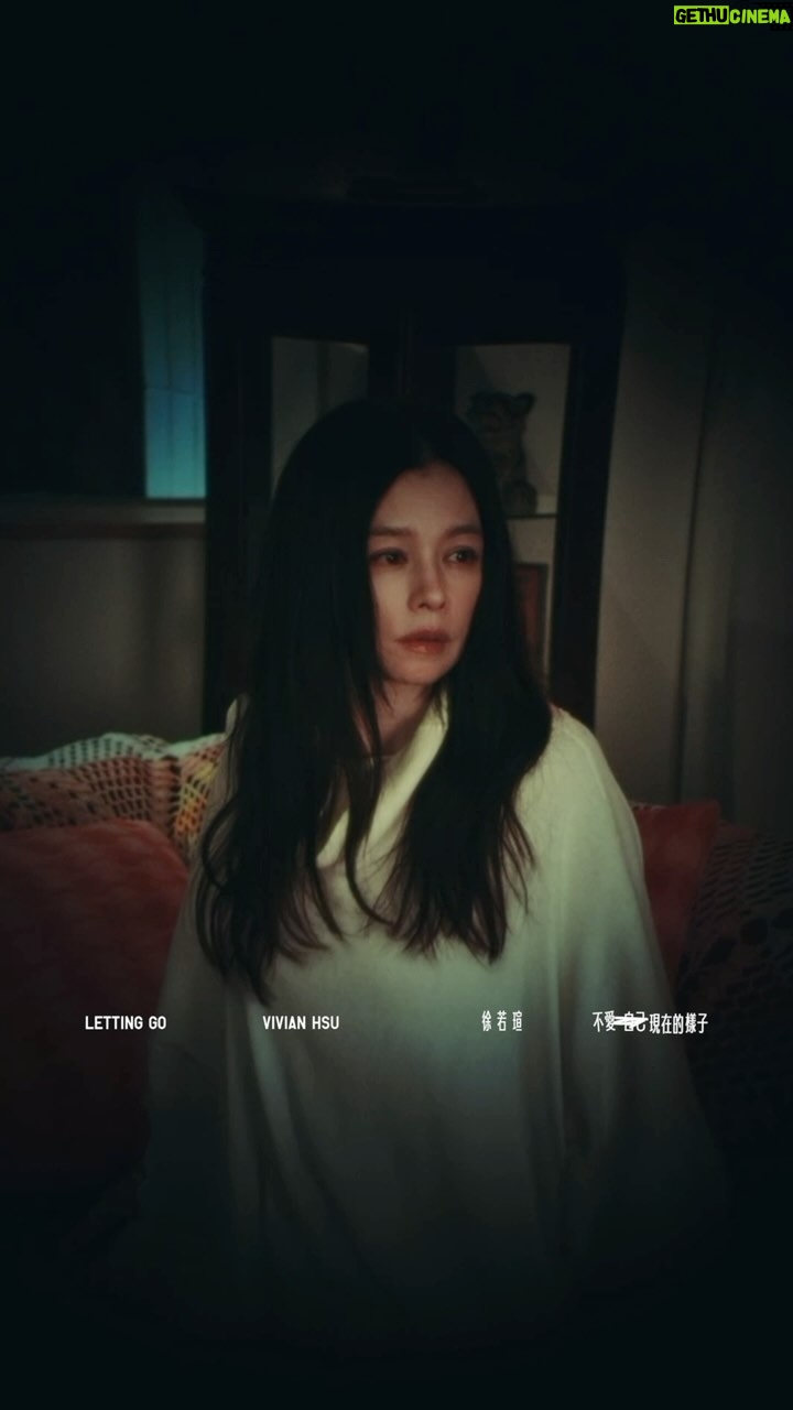 Vivian Hsu Instagram - 170K🩵謝謝你們都有在聽 記得去MV留言 #把心事留在這裡 我會親自留言或拍攝成影片回覆你們 【不愛自己現在的樣子】 詞:徐若瑄 Vivian Hsu 曲:江承柏 Ray Jiang 製作人:陳建瑋 Jacky Chen @jackychenmusic 聽著一首歌 把心事留在這裡 懂我的人能不能是你 好無力 好可惜 好擁擠 好多不快樂都變得身不由己 淡淡的表情 也都得用盡力氣 我知道相愛也不容易 揮不去 回不去 會嘆息 讓我開始否定自己的人 是你 一直說愛我的人 一次次傷得我更深 一道道留下的疤痕 你怎麼忘了有多疼 我真的不愛自己 現在的樣子 用沈默說話的人 一點點累積 那些瑣碎的事情 碎得我們都無能為力 安靜了 願意了 相信了 愛到最後是等誰開口說 不愛了 一直說愛我的人 一次次傷得我更深 一道道留下的疤痕 你怎麼 忘了有多疼 我真的不愛自己 現在的樣子 假裝堅定 努力拼湊幸福的樣子 Oh~ 忘了有多疼 我是我 你還是你 都做回自己 不必微笑 努力拼湊 我們的樣子 一直說愛我的人 一次次傷得我更深 一道道留下的疤痕 你怎麼忘了有多疼 時間不等人 愛 它無所不能 我們的明天 各自 好好的
