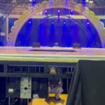Vivian Hsu Instagram – 紅白歌合戰幕後小花絮ㄧ

Behind the Scenes

相信對某些人來說很簡單，但對懼高的我🙈
無法克服在上升速度中就必須要跳起來的恐懼，彩排時緊張到手腳發抖、舞也跳錯，台上變裝也忘記🙈 耽誤大家時間很自責⋯謝謝NHK團隊，大家耐心陪我反覆練習。

感謝體貼的大哥特別過來舞台下，蹲在那裏，幫我cue Jump的點，陪我克服恐懼！ @nanchan_official_ 
才終於找到自信，成功彈跳登場，帥嗎？🦇

紅白のエピソードを少し話そう。

実は高所恐怖症で上がるスピードが速い中跳べなければならない恐怖を克服できず、手足が震えてた。そして緊張で、振り間違えたり早着替え忘れたりしてしまった🙈皆さんの時間を無駄にしたことに申し訳ないと思った⋯とても根気よく、私の練習に付き合っていただいたNHKチームの皆さん、ありがとうございました。

そして、わざわざステージの下にある装置まで来てくれた優しいアニキにも大感謝です。跳ぶタイミングを教えてくれて、恐怖を一緒に乗り越えてくれたから、自信を取り戻すことができ、ジャンプを成功させた。どう？格好良い？🦇

#黑色餅乾
#ブラックビスケッツ
#BlackBiscuits
#口袋餅乾
#ポケットビスケッツ
#PoketBiscuits
#第74回NHK紅白歌合戦
#2023NHK紅白歌合戰