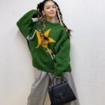 Vivian Hsu Instagram – 2023NHK紅白歌合戰

不到5天【Timing】觀看已達【2.3M】
謝謝每一位餅乾粉🖤
WE ARE BLACK BISCUITS
エ～コら🦇

那天沒有看到的朋友，短版在這
https://youtu.be/BJli23usT0k?si=DZfhMPQvWvs2sPzK

分享12/31那天的 #OOTD
帶了一個復古、可帥可優雅的包
配球鞋、高跟都可以，是不是很讚！

最後一張，我姊好知性優雅好美喔～
——————————————————
第74回NHK紅白歌合戦

5日しか経ってないのに、【Timing】の視聴回数はもう2.3Mを越えた。ビスケッツファンの皆さんに感謝です。

リアルタイムで観てなかった皆さんは、
ここでも観れますよ。
https://youtu.be/BJli23usT0k?si=NfzndkwdQGULSR_w

12/31の #OOTDはこちら。
ちなみに最後の一枚。
うちのお姉ちゃんは優雅で知性的、綺麗～

@valextra 
#valextra 
#valextrataiwan
#Valextra擁有義大利國寶級手袋的美譽
#Valextra2024春夏系列新品手袋
#皮革剪裁搭配無LOGO極簡設計

@qqqqqueen 帥褲！