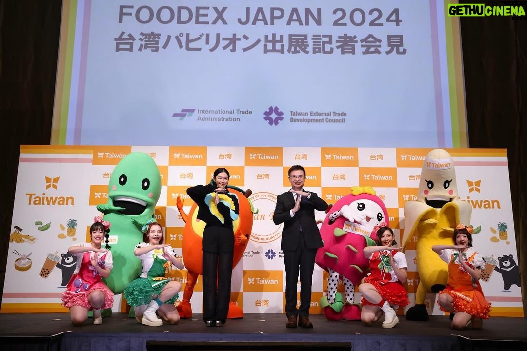 Vivian Hsu Instagram - Hi Tokyo 👋🏻 這是一年一度的東京國際食品展 謝謝外貿協會 黃志芳董事長James邀約 最愛台灣小吃的我 很榮幸來到台灣館展前記者會為大家介紹台灣美食。 台灣的刈包、豆花、一口果乾烏魚子、蜂蜜、鰻魚、檸檬大叔等(我吃好飽好滿足) 記者會4隻蔬果偶~芒果、香蕉、毛豆與火龍果還跳了黑色餅乾的Timing!好萌~ 3/5-3/8今天開始連續4天在Tokyo big sight開展,歡迎大家親自前往台灣館參觀及品嚐喔😋 #MIT #MadeInTaiwan #FoodexJapan #TaiwanFoods #FoodSafe #Timing @yuka120707 #外貿協會 @taitra_taiwan —————————————————— Hi Tokyo👋🏻 年に一度の「FOODEX JAPAN 2024」 貿易センター董事長のJamesさん、お誘いありがとうございます。台湾グルメが大好きな私に、出展事前記者会見で台湾グルメを紹介させることができてとても光栄です。 台湾バーガーと豆花、ドライフルーツカラスミ、ハチミツ、Uncle Lemonなど。(いっぱい食べれてとても満足) 記者会見に台湾の輸出人気フルーツと野菜〜マンゴー、バナナ、ドラゴンフルーツと枝豆の着ぐるみたちがブラビのTimingを踊ったよ!可愛い〜 3/5-3/8今日から四日間、東京ビッグサイトにて台湾パビリオンが出展するから、ぜひ行って食べてみてくださいね😋 Hair: @lounes_chen Make up: @jenny_lin_0418 Stylist: @eda_fashion_studio @tastboutique @hanshsu_official @bluebell @jimmychoo