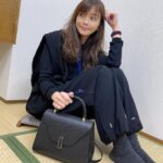 Vivian Hsu Instagram – 2023NHK紅白歌合戰

不到5天【Timing】觀看已達【2.3M】
謝謝每一位餅乾粉🖤
WE ARE BLACK BISCUITS
エ～コら🦇

那天沒有看到的朋友，短版在這
https://youtu.be/BJli23usT0k?si=DZfhMPQvWvs2sPzK

分享12/31那天的 #OOTD
帶了一個復古、可帥可優雅的包
配球鞋、高跟都可以，是不是很讚！

最後一張，我姊好知性優雅好美喔～
——————————————————
第74回NHK紅白歌合戦

5日しか経ってないのに、【Timing】の視聴回数はもう2.3Mを越えた。ビスケッツファンの皆さんに感謝です。

リアルタイムで観てなかった皆さんは、
ここでも観れますよ。
https://youtu.be/BJli23usT0k?si=NfzndkwdQGULSR_w

12/31の #OOTDはこちら。
ちなみに最後の一枚。
うちのお姉ちゃんは優雅で知性的、綺麗～

@valextra 
#valextra 
#valextrataiwan
#Valextra擁有義大利國寶級手袋的美譽
#Valextra2024春夏系列新品手袋
#皮革剪裁搭配無LOGO極簡設計

@qqqqqueen 帥褲！