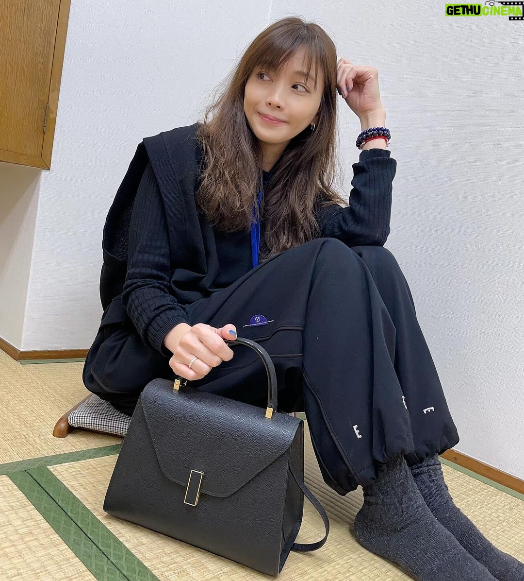 Vivian Hsu Instagram - 2023NHK紅白歌合戰 不到5天【Timing】觀看已達【2.3M】 謝謝每一位餅乾粉🖤 WE ARE BLACK BISCUITS エ~コら🦇 那天沒有看到的朋友,短版在這 https://youtu.be/BJli23usT0k?si=DZfhMPQvWvs2sPzK 分享12/31那天的 #OOTD 帶了一個復古、可帥可優雅的包 配球鞋、高跟都可以,是不是很讚! 最後一張,我姊好知性優雅好美喔~ —————————————————— 第74回NHK紅白歌合戦 5日しか経ってないのに、【Timing】の視聴回数はもう2.3Mを越えた。ビスケッツファンの皆さんに感謝です。 リアルタイムで観てなかった皆さんは、 ここでも観れますよ。 https://youtu.be/BJli23usT0k?si=NfzndkwdQGULSR_w 12/31の #OOTDはこちら。 ちなみに最後の一枚。 うちのお姉ちゃんは優雅で知性的、綺麗~ @valextra #valextra #valextrataiwan #Valextra擁有義大利國寶級手袋的美譽 #Valextra2024春夏系列新品手袋 #皮革剪裁搭配無LOGO極簡設計 @qqqqqueen 帥褲!