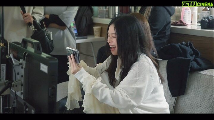 Vivian Hsu Instagram - 希望你們的今天都是自己愛的樣子 最新單曲【不愛自己現在的樣子】 詞:徐若瑄 Vivian Hsu 曲:江承柏 Jacky Chen 製作人プロデューサー:陳建瑋 Jacky Chen 「4.29秒的MV花絮」陪伴你們的星期日 屍體不好當,我的脖子好酸~又唱又寫又要演 現在有才華又美麗的才女真的不多見了 我是說「我們的金曲導演林毛」😆 你們一定要點進去看看她有多美麗! 看完別忘了去YT MV留言 並在文字中加上 #把心事留在這裡 「我會親自留言或拍攝成影片回覆你們」 —————————————————— 今日の皆さんは好きな自分でいられることを願ってます。 新曲【不愛自己現在的樣子】 「4:29のMVメイキング」で皆さんの日曜と共に。 死体を演じるのは決して簡単ではない。首が痛かった~作詞も歌も芝居もできる才能と見た目兼備の才女は中々いないよ。 勘違いしないで、「ディレクターの林毛さん」のこと言ってる😆 MVを観たら、YouTubeでコメントを残して、そして #把心事留在這裡をタグつけたら、「私はコメントやムービーで応えるよ。」 MV director @lenin.stalin.mao Photographer @liangstudio Video director @__good_things_happening Hair @lounes_chen Make up @jenny_lin_0418 Stylist @melinachen
