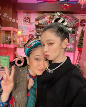 Vivian Hsu Instagram - 跨年前「今晚」先提前陪大家過聖誕🎄

謝謝MISIA的聖誕特別節目「おもちゃ屋MISIA」邀請，第一次和Misia一起唱歌聊天，覺得很溫暖，我們合唱了「恋人はサンタクロース」記得收看喔🎅🏻 

年越しの前に、「今夜」早めのクリスマスを一緒に過ごしましょう。

MISIAさんのクリスマス特別番組「おもちゃ屋MISIA」に出演しました。
初めてMISIAさんと歌っておしゃべりして、とても暖かい思い出になりました。
私たちは「恋人はサンタクロース」を歌いましたよ。是非観てください🎅🏻 

@lounes_chen
@shintsaimakeup
@yoppy0105

【番組名】HAPPYクリスマス おもちゃ屋MISIA２０２３
【放送局】日本テレビ系列全国ネット
【放送日】１２月１９日(火) ２３：５９～２４：５４

【節目名稱】　HAPPYクリスマス おもちゃ屋MISIA２０２３
【播出頻道】　日本電視台⋯⋯
【播出日】１２月１９日(二) 日本時間２３：５９～２４：５４