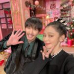 Vivian Hsu Instagram – 跨年前「今晚」先提前陪大家過聖誕🎄

謝謝MISIA的聖誕特別節目「おもちゃ屋MISIA」邀請，第一次和Misia一起唱歌聊天，覺得很溫暖，我們合唱了「恋人はサンタクロース」記得收看喔🎅🏻 

年越しの前に、「今夜」早めのクリスマスを一緒に過ごしましょう。

MISIAさんのクリスマス特別番組「おもちゃ屋MISIA」に出演しました。
初めてMISIAさんと歌っておしゃべりして、とても暖かい思い出になりました。
私たちは「恋人はサンタクロース」を歌いましたよ。是非観てください🎅🏻 

@lounes_chen
@shintsaimakeup
@yoppy0105

【番組名】HAPPYクリスマス おもちゃ屋MISIA２０２３
【放送局】日本テレビ系列全国ネット
【放送日】１２月１９日(火) ２３：５９～２４：５４

【節目名稱】　HAPPYクリスマス おもちゃ屋MISIA２０２３
【播出頻道】　日本電視台⋯⋯
【播出日】１２月１９日(二) 日本時間２３：５９～２４：５４
