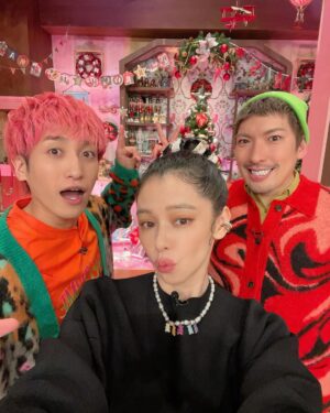 Vivian Hsu Instagram - 跨年前「今晚」先提前陪大家過聖誕🎄

謝謝MISIA的聖誕特別節目「おもちゃ屋MISIA」邀請，第一次和Misia一起唱歌聊天，覺得很溫暖，我們合唱了「恋人はサンタクロース」記得收看喔🎅🏻 

年越しの前に、「今夜」早めのクリスマスを一緒に過ごしましょう。

MISIAさんのクリスマス特別番組「おもちゃ屋MISIA」に出演しました。
初めてMISIAさんと歌っておしゃべりして、とても暖かい思い出になりました。
私たちは「恋人はサンタクロース」を歌いましたよ。是非観てください🎅🏻 

@lounes_chen
@shintsaimakeup
@yoppy0105

【番組名】HAPPYクリスマス おもちゃ屋MISIA２０２３
【放送局】日本テレビ系列全国ネット
【放送日】１２月１９日(火) ２３：５９～２４：５４

【節目名稱】　HAPPYクリスマス おもちゃ屋MISIA２０２３
【播出頻道】　日本電視台⋯⋯
【播出日】１２月１９日(二) 日本時間２３：５９～２４：５４