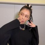 Vivian Hsu Instagram – 跨年前「今晚」先提前陪大家過聖誕🎄

謝謝MISIA的聖誕特別節目「おもちゃ屋MISIA」邀請，第一次和Misia一起唱歌聊天，覺得很溫暖，我們合唱了「恋人はサンタクロース」記得收看喔🎅🏻 

年越しの前に、「今夜」早めのクリスマスを一緒に過ごしましょう。

MISIAさんのクリスマス特別番組「おもちゃ屋MISIA」に出演しました。
初めてMISIAさんと歌っておしゃべりして、とても暖かい思い出になりました。
私たちは「恋人はサンタクロース」を歌いましたよ。是非観てください🎅🏻 

@lounes_chen
@shintsaimakeup
@yoppy0105

【番組名】HAPPYクリスマス おもちゃ屋MISIA２０２３
【放送局】日本テレビ系列全国ネット
【放送日】１２月１９日(火) ２３：５９～２４：５４

【節目名稱】　HAPPYクリスマス おもちゃ屋MISIA２０２３
【播出頻道】　日本電視台⋯⋯
【播出日】１２月１９日(二) 日本時間２３：５９～２４：５４