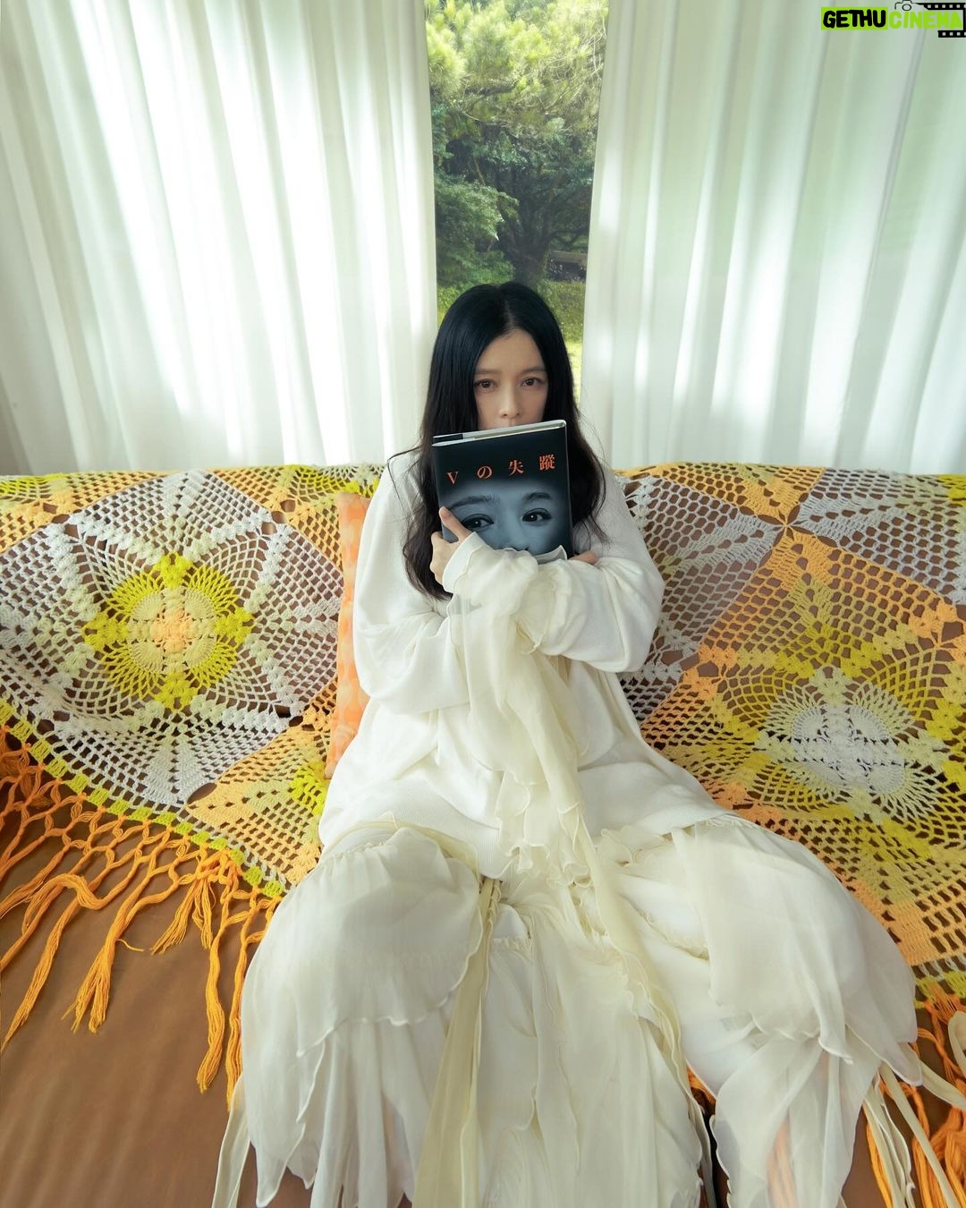 Vivian Hsu Instagram - 第一次挑戰懸疑MV! 4月專輯 Drama MV三部曲的「首部曲」 【不愛自己現在的樣子】 這並不是一眼就能理解的劇情,必須完整、仔細觀賞完三部MV,才能深入理解其中的意義 看完MV,請發揮你們想像力,回來這裡留言告訴我,最後你們看到什麼?你們覺得發生了什麼事呢? 最新單曲【不愛自己現在的樣子】LETTING GO Drama MV 3/1 YT首播 新曲【不愛自己現在的樣子】LETTING GO Drama MV 3/1公開 https://youtu.be/alZoF5GuymY #VIVIAN專輯音樂DramaMV三部曲 #VIVIAN與金曲實驗美學導演林毛 #攜手二創音樂影像後設作品風格 #首部曲_不愛自己現在的樣子 #開創華語樂壇前所未見心理懸疑MV #二部曲三部曲給你超展開視覺震撼 ————————————————— 初めてミステリーを挑戦しました! 4月のアルバムDrama MV三部作の「一作目」 【不愛自己現在的樣子】 これは一回見ただけで内容が分かるようなストーリーではなく、三部作を全部じっくりと鑑賞しなければその意味が分からないと思う。 MVを見たら、想像力を発揮してみてください。 最後はなにが起きたの?皆さんの推測をコメントで教えてくださいね。 #VIVIANアルバムDramaMV三部作 #VIVIANと実験的美学のディレクター林毛 #メタフィクションミュージックビデオ #一作目_不愛自己現在的樣子 #中華圏音楽業界のメンタルミステリーMVを切り開く #二作目と三作目は超展開の視覚衝撃を与える MV director: @lenin.stalin.mao Photographer: @liangstudio Hair: @lounes_chen Make up: @jenny_lin_0418 Stylist: @melinachen