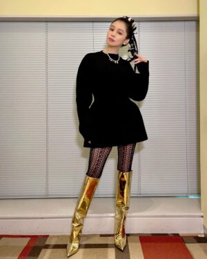 Vivian Hsu Instagram - 跨年前「今晚」先提前陪大家過聖誕🎄

謝謝MISIA的聖誕特別節目「おもちゃ屋MISIA」邀請，第一次和Misia一起唱歌聊天，覺得很溫暖，我們合唱了「恋人はサンタクロース」記得收看喔🎅🏻 

年越しの前に、「今夜」早めのクリスマスを一緒に過ごしましょう。

MISIAさんのクリスマス特別番組「おもちゃ屋MISIA」に出演しました。
初めてMISIAさんと歌っておしゃべりして、とても暖かい思い出になりました。
私たちは「恋人はサンタクロース」を歌いましたよ。是非観てください🎅🏻 

@lounes_chen
@shintsaimakeup
@yoppy0105

【番組名】HAPPYクリスマス おもちゃ屋MISIA２０２３
【放送局】日本テレビ系列全国ネット
【放送日】１２月１９日(火) ２３：５９～２４：５４

【節目名稱】　HAPPYクリスマス おもちゃ屋MISIA２０２３
【播出頻道】　日本電視台⋯⋯
【播出日】１２月１９日(二) 日本時間２３：５９～２４：５４