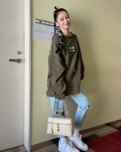 Vivian Hsu Instagram - 早安 お早う～ 這次帶著它來JP工作 大小適中 喜翻～ 還是下次演出不拋送「墨鏡」 改飛拋「包包」～～～ 你們收到什麼會開心到飛起來？ @loropiana @lounes_chen @shintsaimakeup #LoroPiana #LoroPianaExtraBag @shhshhshh.tw 今回はこの子をJPに連れてきました。 サイズ感ちょうど良い。 今度のライブは「サングラス」をもう投げない、 「カバン」を投げるのはどうかな。 みんなは何をもらったら飛んちゃうくらいに喜ぶの？
