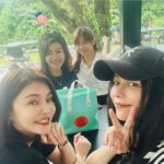 Vivian Hsu Instagram – 可以在新加坡吃到道地的台灣牛肉麵&滷味！實在太幸福了！謝謝Katy姐👍

愛吃牛肉麵的朋友們快去訂
宅配送到家！還有滷味(滑進去看)
遠在他鄉的朋友們，很懷念吧？

我竟然忘了放牛肉麵的靈魂：酸菜(第二張)

#吳家私房牛肉麵 #Katy姊

シンガポールで本格的な台湾牛肉麺を食べれて本当に嬉しすぎ。Katy姉さんありがとう👍

牛肉麺が好きな皆さん、早く予約してね。
滷味もあるよ！！

@michellehojuyun
