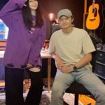 Vivian Hsu Instagram – 只是想跟鐵米粉們說⋯

雖然很忙，但
我可沒忘記好久沒有給你們的【專輯】
已錄了2首！還差❓首
最近寫詞燒腦，好想拔光自己的頭髮

然後
請問只有我覺得【陳建瑋】老師長得像【古巨基】嗎？

#節目未來少女錄完了
#電影雙打殺青了
#新專輯努力中

ただファンの皆さんに伝えたくて⋯
忙しいけど、皆さんへの【アルバム】は忘れてません。もう2曲録ったよ！あと残り❓曲。
最近歌詞を書くため脳をいっぱい使ったわ。髪の毛を抜いてしまおうくらい。

そして、【陳建瑋】先生が【レオ・ク】に似てるって思ってるのは私だけ？

#NEXTGIRLZの収録が終わった
#映画の雙打もクランクアップした
#アルバムは頑張ってる
@jackychenmusic
@sonymusic_taiwan