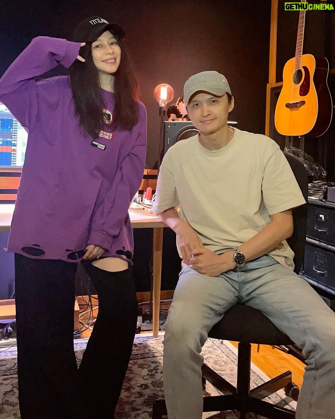 Vivian Hsu Instagram - 只是想跟鐵米粉們說⋯ 雖然很忙,但 我可沒忘記好久沒有給你們的【專輯】 已錄了2首!還差❓首 最近寫詞燒腦,好想拔光自己的頭髮 然後 請問只有我覺得【陳建瑋】老師長得像【古巨基】嗎? #節目未來少女錄完了 #電影雙打殺青了 #新專輯努力中 ただファンの皆さんに伝えたくて⋯ 忙しいけど、皆さんへの【アルバム】は忘れてません。もう2曲録ったよ!あと残り❓曲。 最近歌詞を書くため脳をいっぱい使ったわ。髪の毛を抜いてしまおうくらい。 そして、【陳建瑋】先生が【レオ・ク】に似てるって思ってるのは私だけ? #NEXTGIRLZの収録が終わった #映画の雙打もクランクアップした #アルバムは頑張ってる @jackychenmusic @sonymusic_taiwan