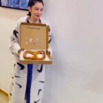 Vivian Hsu Instagram – 謝謝很溫暖的公司

無敵大的特製pretzel蝴蝶餅😱
謝謝親愛的老闆Shirley親自烘培
這是「雙胞胎+炸油條」的概念？🤣
大家都說好好吃

恭喜惟援哥🩵要幸福快樂
遇見可愛的Pinkfun小帥妹(她們在打歌？)
我也在打歌🤣

温かい会社Sonymusic、ありがとう。
めちゃくちゃデカい特製プレッツェル😱
親愛なる社長のShirleyさんの手作り。
ありがとうございます。とても美味しかった！

@mumu_hsu
@pei._.0709
@yurong_ccc1107
@Shirley6453
@eileenlil 
@powterchen824 
@sonymusic_taiwan 
@auntieannestaiwan
#auntieannesTW #pretzel蝴蝶餅