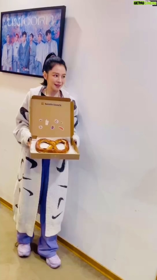 Vivian Hsu Instagram - 謝謝很溫暖的公司 無敵大的特製pretzel蝴蝶餅😱 謝謝親愛的老闆Shirley親自烘培 這是「雙胞胎+炸油條」的概念？🤣 大家都說好好吃 恭喜惟援哥🩵要幸福快樂 遇見可愛的Pinkfun小帥妹(她們在打歌？) 我也在打歌🤣 温かい会社Sonymusic、ありがとう。 めちゃくちゃデカい特製プレッツェル😱 親愛なる社長のShirleyさんの手作り。 ありがとうございます。とても美味しかった！ @mumu_hsu @pei._.0709 @yurong_ccc1107 @Shirley6453 @eileenlil @powterchen824 @sonymusic_taiwan @auntieannestaiwan #auntieannesTW #pretzel蝴蝶餅