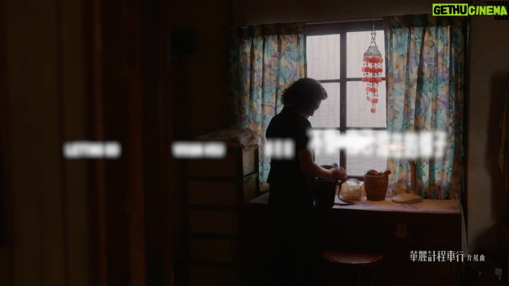 Vivian Hsu Instagram - 在電影《孤味》寫了【別人的】後 《華麗計程車行》讓我寫下了這首情歌 【不愛自己現在的樣子】 希望能接住每顆不愛自己現在樣子的心 也恭喜這部暖心大戲!一上線就衝上 Netflix 和 Line TV 「TOP1」‼️怎麼那~麼厲害啦👍 映画『弱くて強い女たち』のために「別人的 Your Always」を書いた。 今度は『華麗計程車行 A Wonderful Journey』で「不愛自己現在的樣子」を書いた。 日本語に訳すと、今の自分は好きじゃないという意味です。 この曲で、今の自分は好きじゃないと思ってしまう心を受け止めてあげたらと思います。 そしてこの温かいヒューマンドラマが公開されてすぐ台湾NetflixとLINE TVのTOP1になった。おめでとうございます‼️ ————————————————— 每個人的人生都是多元角色,如同戲劇中楊麗音飾演的董娘,她是一位妻子、是媽媽、在家裡是妹妹、不過她也是能扶持起整個車行的老闆娘;但在不同的身分下,難免會有分身乏術的無奈喟嘆,但那些完美與不完美的自己,和這些正面、負面的情緒,都是自我的一部分,最迫切需要的就是問自己為什麼「不愛自己現在的樣子」,替自己的心找到釋放,才能好好呼吸、好好愛自己。 這首歌像是華麗計程車行一樣,人總會面臨到低潮和脆弱。將這些充滿負能量的心情和感覺,透過音樂成為情緒宣洩的出口,從而去接受不完整的自己,在笑淚交織中看見人生百態,更藉此看到走下去的力量。 #徐若瑄 #VIVIANHSU #金曲製作人陳建瑋 #不愛自己現在的樣子 #LETTINGGO #華麗計程車行🚕 #AWonderfulJourney 曹佑寧 @tsaoyuning 黃冠智 @huang_guanzhi 郭子乾 @kuo851 楊麗音 @2006_etude 程予希 @lyan616 李李仁 @leeleezen 何思靜 @sssjean 都是很棒的演員💛好喜歡,大家不要錯過了! 🚖《華麗計程車行》播出資訊🚖 2/18起,每週日晚間10點 #LINETV @linetvtw #華視 @cts.show 全台首播 2/18起,每週日晚間11點 #NETFLIX @netflixtw #中華電信MOD、Hami Video 共同播出 2/24起,每週六晚間8點 #八大戲劇台 @gtv_official_tw 播出 2/24起,每週六晚間10點 #台視 頻道 播出 4/12起,晚間10點15分 #三立台灣台 播出