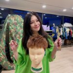 Vivian Hsu Instagram – 請問，還有哪裡需要加強嗎？

今天早收工，剪了人生中的第一顆頭
必須Po文紀念一下！

髮型師說我真的有天份
誰敢讓我剪？報上名來！不收費🤣

髮型師們辛苦了 宋小V辛苦了
我腰好酸🤣

これでいかがでしょうか？

今日は早めに上がったから、人生初めて髪の毛を切ったんだ！記念に投稿をしないと！

才能あるって褒められたし、切らせてくれる人いる？手あげて、お金取らないよ🤣

腰が痛いわ〜
美容師の皆さん大変お疲れ様です。

#學無止盡 #学ぶことは止まりがない

@bravolav 
@911_eo 
@lounes_chen 
@bbl._.412 
@ginnylu