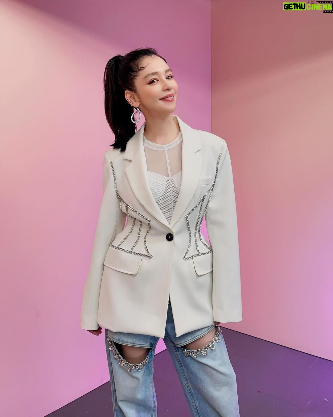 Vivian Hsu Instagram - 今天是情人節 希望不只今天 希望你們天天都快樂 做個調查、對於情人節: 大家有感?還是無感? 或喜歡儀式感的請舉手 ——————————————— 今日はバレンタイン、皆さんは何をしてますか? 今日だけじゃなくて、 皆さんが毎日幸せであることを願います。 ちょっとしたアンケートだけど、 皆さんはバレンタインに何か期待を持つタイプですか?何の感じもないタイプですか? それとも儀式が大事なタイプですか? Happy Valentine‘s Day🤍