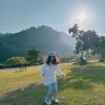 Vivian Hsu Instagram – 待在大自然裏真好
部落拍完電影、繼續部落之旅
這片大草原 真是個放電的好地方
陪孩子玩得像個孩子
帳篷裡有溫泉 太美好了
大自然って良いよね。
集落での映画撮影は終わったけど、私の集落旅はまだ終わってません。
この大草原は子供のエネルギーを発散させるのに最高な場所。
子供と一緒に子供のように遊んだ。
テントの中に温泉があるのが素晴らしすぎる。
#苗栗翩翩泰安GLAMPING
@neweracaptw