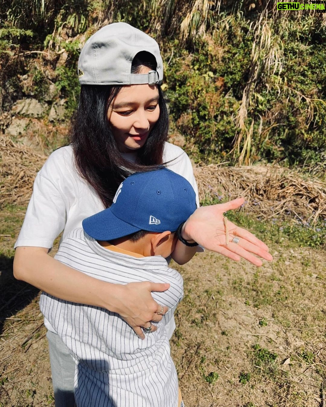 Vivian Hsu Instagram - 待在大自然裏真好 部落拍完電影、繼續部落之旅 這片大草原 真是個放電的好地方 陪孩子玩得像個孩子 帳篷裡有溫泉 太美好了 大自然って良いよね。 集落での映画撮影は終わったけど、私の集落旅はまだ終わってません。 この大草原は子供のエネルギーを発散させるのに最高な場所。 子供と一緒に子供のように遊んだ。 テントの中に温泉があるのが素晴らしすぎる。 #苗栗翩翩泰安GLAMPING @neweracaptw