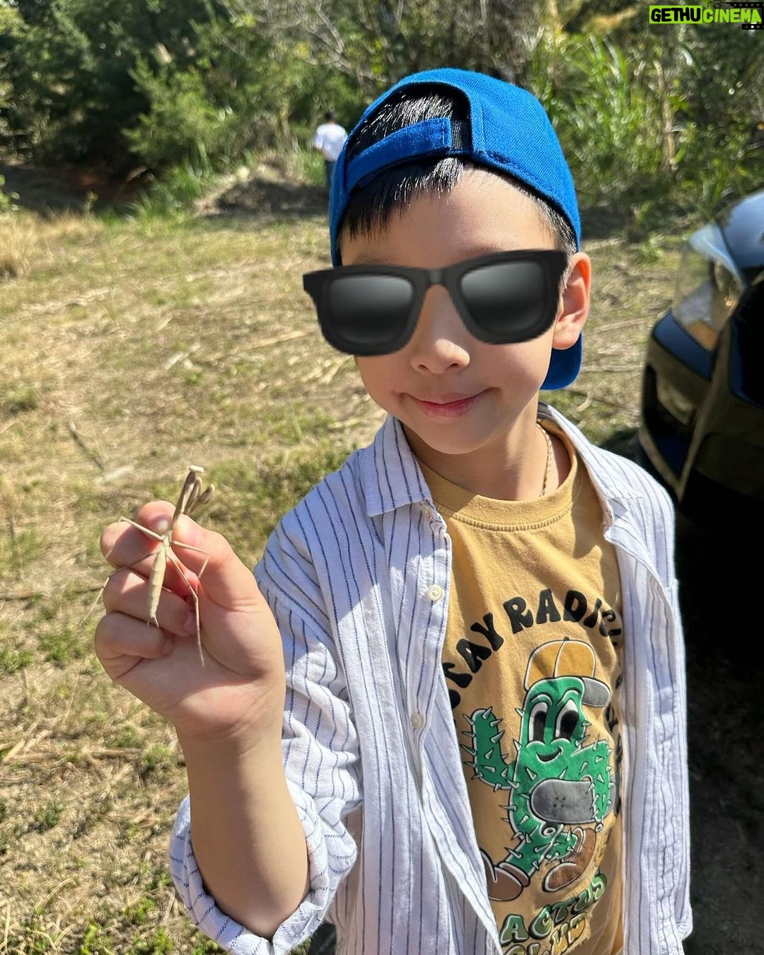 Vivian Hsu Instagram - 待在大自然裏真好 部落拍完電影、繼續部落之旅 這片大草原 真是個放電的好地方 陪孩子玩得像個孩子 帳篷裡有溫泉 太美好了 大自然って良いよね。 集落での映画撮影は終わったけど、私の集落旅はまだ終わってません。 この大草原は子供のエネルギーを発散させるのに最高な場所。 子供と一緒に子供のように遊んだ。 テントの中に温泉があるのが素晴らしすぎる。 #苗栗翩翩泰安GLAMPING @neweracaptw