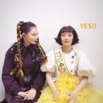 Vivian Hsu Instagram - surprise! 25年後舞台內幕大公開 黑色餅乾Vivian & 口袋餅乾千秋 沒想到25年前教千秋的實用中文，她已經牢記到入魂了，她說從此到任何需要說中文的地方，絕對不會餓肚子🤣 節目製作人為了想要營造出真實的雙餅乾對立感，我們被分化了，我們都太投入在節目的安排裏，也把自己洗腦成我和天敵千秋感情不好，25年後ㄧ聊之下，才知道原來我們感情曾經是很好的⋯ 25年後再相聚，我們都長大了、也難得聊了好多，意猶未盡，很感動。剪成了短影片送給大家，等等陪大家一起過除夕夜。 2/9台灣時間今晚19:00 請到我的YT頻道看「Vivian Hsu徐若瑄」 千秋的頻道也有上架內容有點點不同的影片， 有興趣的朋友可以去看喔！ 【千秋の歌YouTube】 @chiaki77777 —————————————————— ブラックビスケッツ・ビビアン & ポケットビスケッツ・千秋 25年後 裏話大公開 25年前に千秋に教えた中国語を彼女は魂までに覚え込んでるとは思わなかった。中国語使えるところに行ったら困らないと言ってたわ XD 当時の番組プロデューサーがリアルな敵対雰囲気を作るため私たちを引き裂いた。私たちも全身全霊番組に入り込んだから、お互い仲が悪いだと思い込んでしまってた。25年後にまた再会して昔話をしてたら、お互いのお家にお泊まりするくらい仲が良かった思い出が蘇った。 25年が経ち、私たちも成長した。久しぶりに色んな話をしてとても感動した。ショートムービーに編集して、大晦日の団欒飯のお供に。 2/9 日本時間よる20:00 フルバージョンは公式YouTubeチャンネル「Vivian Hsu 徐若瑄」で観てください 千秋のYouTubeチャンネルにもほぼ同じだけど少し内容の違う映像があるので、是非チェックしてください。【千秋の歌YouTube】https://youtube.com/@chiaki77777