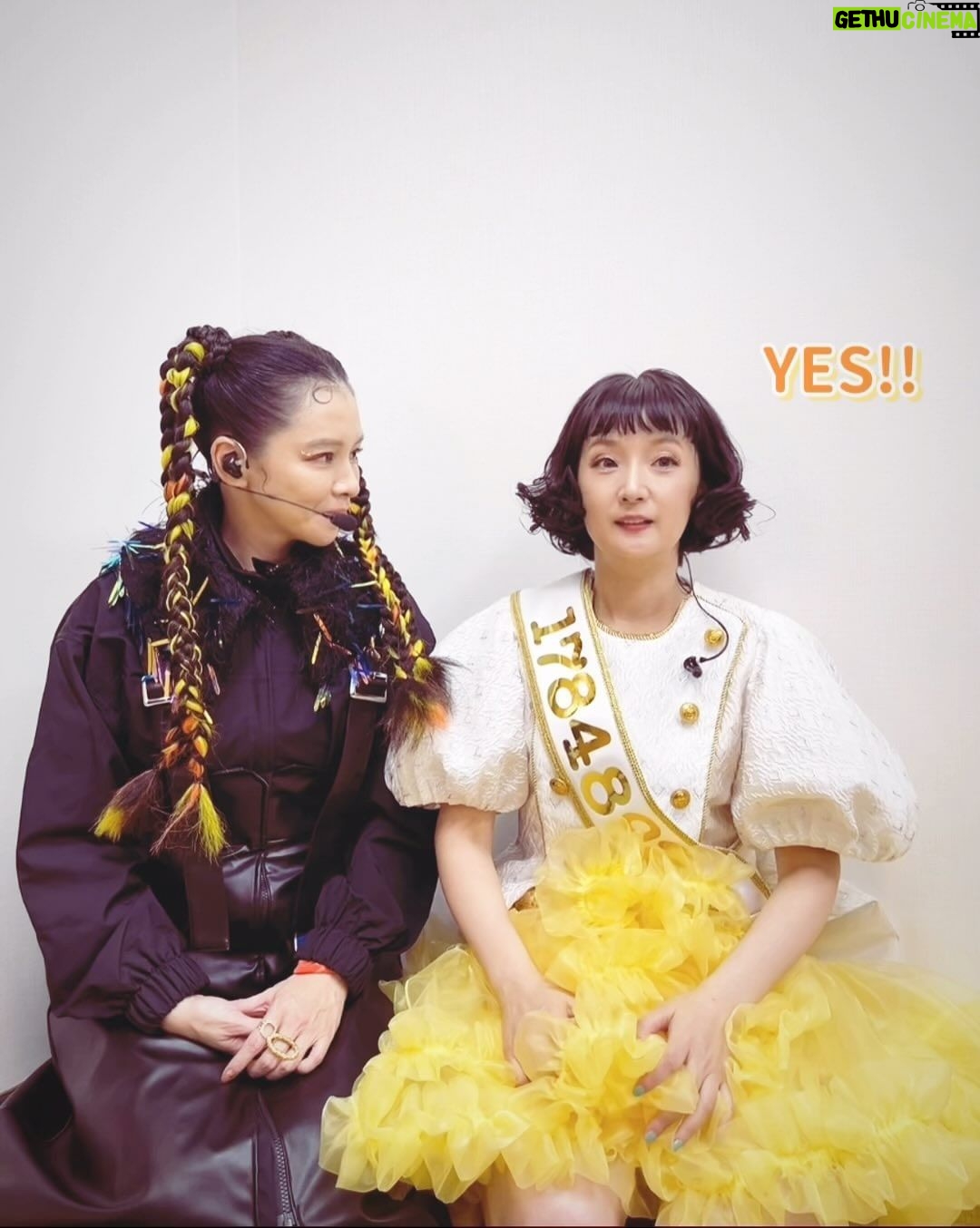 Vivian Hsu Instagram - surprise! 25年後舞台內幕大公開 黑色餅乾Vivian & 口袋餅乾千秋 沒想到25年前教千秋的實用中文,她已經牢記到入魂了,她說從此到任何需要說中文的地方,絕對不會餓肚子🤣 節目製作人為了想要營造出真實的雙餅乾對立感,我們被分化了,我們都太投入在節目的安排裏,也把自己洗腦成我和天敵千秋感情不好,25年後ㄧ聊之下,才知道原來我們感情曾經是很好的⋯ 25年後再相聚,我們都長大了、也難得聊了好多,意猶未盡,很感動。剪成了短影片送給大家,等等陪大家一起過除夕夜。 2/9台灣時間今晚19:00 請到我的YT頻道看「Vivian Hsu徐若瑄」 千秋的頻道也有上架內容有點點不同的影片, 有興趣的朋友可以去看喔! 【千秋の歌YouTube】 @chiaki77777 —————————————————— ブラックビスケッツ・ビビアン & ポケットビスケッツ・千秋 25年後 裏話大公開 25年前に千秋に教えた中国語を彼女は魂までに覚え込んでるとは思わなかった。中国語使えるところに行ったら困らないと言ってたわ XD 当時の番組プロデューサーがリアルな敵対雰囲気を作るため私たちを引き裂いた。私たちも全身全霊番組に入り込んだから、お互い仲が悪いだと思い込んでしまってた。25年後にまた再会して昔話をしてたら、お互いのお家にお泊まりするくらい仲が良かった思い出が蘇った。 25年が経ち、私たちも成長した。久しぶりに色んな話をしてとても感動した。ショートムービーに編集して、大晦日の団欒飯のお供に。 2/9 日本時間よる20:00 フルバージョンは公式YouTubeチャンネル「Vivian Hsu 徐若瑄」で観てください 千秋のYouTubeチャンネルにもほぼ同じだけど少し内容の違う映像があるので、是非チェックしてください。【千秋の歌YouTube】https://youtube.com/@chiaki77777