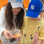 Vivian Hsu Instagram – 待在大自然裏真好

部落拍完電影、繼續部落之旅
這片大草原 真是個放電的好地方
陪孩子玩得像個孩子
帳篷裡有溫泉 太美好了

大自然って良いよね。
集落での映画撮影は終わったけど、私の集落旅はまだ終わってません。
この大草原は子供のエネルギーを発散させるのに最高な場所。
子供と一緒に子供のように遊んだ。
テントの中に温泉があるのが素晴らしすぎる。

#苗栗翩翩泰安GLAMPING
@neweracaptw
