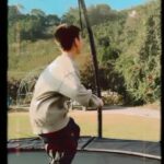 Vivian Hsu Instagram - 待在大自然裏真好 部落拍完電影、繼續部落之旅 這片大草原 真是個放電的好地方 陪孩子玩得像個孩子 帳篷裡有溫泉 太美好了 大自然って良いよね。 集落での映画撮影は終わったけど、私の集落旅はまだ終わってません。 この大草原は子供のエネルギーを発散させるのに最高な場所。 子供と一緒に子供のように遊んだ。 テントの中に温泉があるのが素晴らしすぎる。 #苗栗翩翩泰安GLAMPING @neweracaptw