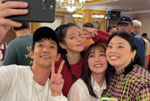 Vivian Hsu Instagram - 剛在山上部落拍完一部電影 【怎麼可能我家的祖先是你家的鬼】 【Oh my ghost, oh my god !】 也恭喜導演獲「優良電影劇本優等獎」 山區裏拍攝雖艱難，大家都平安🙏🏻辛苦了 很特別的一個題材，很開心參與，我們殺青了‼️ 好期待看到成片🤍 #導演蘇達 @suta.artist #黃瀞怡小薰 @estherxun #撒基努 @sakinu_sa #渡邊直美 @watanabenaomi703 #劉以豪 @ryu19860812 #怎麼可能我家的祖先是你家的鬼 @ohmyghost_ohmygod 山の中の集落で映画を撮りました。 【Oh my ghost! Oh my god!】 まずは、この映画の監督が書いた他の作品が「良質映画脚本優等賞」を受賞したことにおめでとう。 山の中の撮影はとても大変だけど、みんなが無事で何よりです。とても特別な題材だからみんなお疲れ様〜 この作品に参加できて嬉しいです。オールアップだよ‼️完成版観るのが楽しみ🤍