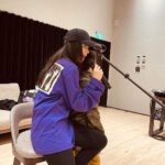 Vivian Hsu Instagram – 練團，小小嘉賓探班

鼓手老師「文碩」露一手
讓愛打鼓的「都疼」大開眼界
娘第一次聽到兒打自己的歌好感動「假扮的天使」😎😍
謝謝好有耐心愛心的老師指導 @uanshuo 

台東！明天晚上9:30見！

☼  2023 Taiwan PASIWALI ☾
⇀ 日　期｜2023.11.18（六）-19（日）
⇀ 時　間｜13：00 開始進場
⇀ 地　點｜台東森林公園 

バンドリハに小さなゲストが挨拶に来てます。
ドラマーの文碩さんがちょっと披露してくれて、ドラム叩くのが好きなDaltonが驚いた。
先生の優しい指導のおかげでDaltonが私の曲を「假扮的天使」を叩いてくれた😎😍初めて聞いた、感動しました。
台東！また明日！

#兒第一次探班練團值得紀念一下