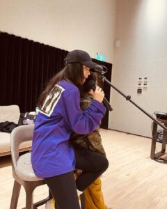 Vivian Hsu Instagram - 練團，小小嘉賓探班 鼓手老師「文碩」露一手 讓愛打鼓的「都疼」大開眼界 娘第一次聽到兒打自己的歌好感動「假扮的天使」😎😍 謝謝好有耐心愛心的老師指導 @uanshuo 台東！明天晚上9:30見！ ☼ 2023 Taiwan PASIWALI ☾ ⇀ 日　期｜2023.11.18（六）-19（日） ⇀ 時　間｜13：00 開始進場 ⇀ 地　點｜台東森林公園 バンドリハに小さなゲストが挨拶に来てます。 ドラマーの文碩さんがちょっと披露してくれて、ドラム叩くのが好きなDaltonが驚いた。 先生の優しい指導のおかげでDaltonが私の曲を「假扮的天使」を叩いてくれた😎😍初めて聞いた、感動しました。 台東！また明日！ #兒第一次探班練團值得紀念一下