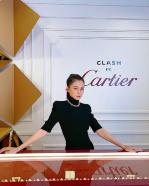 Vivian Hsu Instagram - 經紀人視角

#台中Cartier幕後花絮

第一張：與航海王索隆Zoro的相遇
第二張：Cartier最美櫃檯
第三張：讓我美美的團隊們
第四張：你們太熱情我要閉眼專心唱慢歌
第五張：幕前四朵美麗的花
第六張：幕後四朵美麗的花

マネージャー目線
#台中カルティエメイキング写真

一枚目：ワンピースゾロとの出会い
二枚目：カルティエの最も美しい受付
三枚目：私を綺麗にしてくれたチームの皆さん
四枚目：皆さんが情熱すぎて集中するために目を閉じて歌わせて
五枚目：表・お花のように綺麗な四人
六枚目：裏・お花のように綺麗な四人

@mackenyu #Zoro #Onepiece @cartier 
@chen_ting_ni  @nikki_hsieh @regina_lei_
#新田真劍佑 #航海王 #真人版索隆
#新田真剣佑 #ワンピース #実写版ゾロ