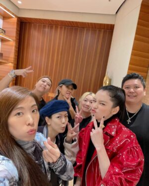 Vivian Hsu Instagram - 經紀人視角

#台中Cartier幕後花絮

第一張：與航海王索隆Zoro的相遇
第二張：Cartier最美櫃檯
第三張：讓我美美的團隊們
第四張：你們太熱情我要閉眼專心唱慢歌
第五張：幕前四朵美麗的花
第六張：幕後四朵美麗的花

マネージャー目線
#台中カルティエメイキング写真

一枚目：ワンピースゾロとの出会い
二枚目：カルティエの最も美しい受付
三枚目：私を綺麗にしてくれたチームの皆さん
四枚目：皆さんが情熱すぎて集中するために目を閉じて歌わせて
五枚目：表・お花のように綺麗な四人
六枚目：裏・お花のように綺麗な四人

@mackenyu #Zoro #Onepiece @cartier 
@chen_ting_ni  @nikki_hsieh @regina_lei_
#新田真劍佑 #航海王 #真人版索隆
#新田真剣佑 #ワンピース #実写版ゾロ