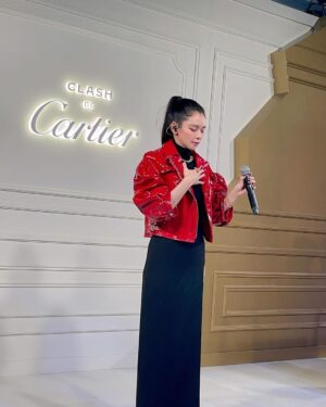 Vivian Hsu Instagram - 經紀人視角

#台中Cartier幕後花絮

第一張：與航海王索隆Zoro的相遇
第二張：Cartier最美櫃檯
第三張：讓我美美的團隊們
第四張：你們太熱情我要閉眼專心唱慢歌
第五張：幕前四朵美麗的花
第六張：幕後四朵美麗的花

マネージャー目線
#台中カルティエメイキング写真

一枚目：ワンピースゾロとの出会い
二枚目：カルティエの最も美しい受付
三枚目：私を綺麗にしてくれたチームの皆さん
四枚目：皆さんが情熱すぎて集中するために目を閉じて歌わせて
五枚目：表・お花のように綺麗な四人
六枚目：裏・お花のように綺麗な四人

@mackenyu #Zoro #Onepiece @cartier 
@chen_ting_ni  @nikki_hsieh @regina_lei_
#新田真劍佑 #航海王 #真人版索隆
#新田真剣佑 #ワンピース #実写版ゾロ
