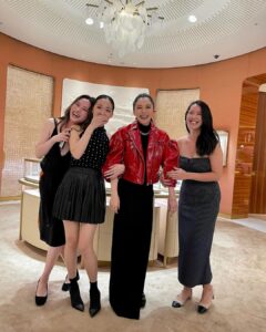 Vivian Hsu Instagram - 經紀人視角 #台中Cartier幕後花絮 第一張：與航海王索隆Zoro的相遇 第二張：Cartier最美櫃檯 第三張：讓我美美的團隊們 第四張：你們太熱情我要閉眼專心唱慢歌 第五張：幕前四朵美麗的花 第六張：幕後四朵美麗的花 マネージャー目線 #台中カルティエメイキング写真 一枚目：ワンピースゾロとの出会い 二枚目：カルティエの最も美しい受付 三枚目：私を綺麗にしてくれたチームの皆さん 四枚目：皆さんが情熱すぎて集中するために目を閉じて歌わせて 五枚目：表・お花のように綺麗な四人 六枚目：裏・お花のように綺麗な四人 @mackenyu #Zoro #Onepiece @cartier @chen_ting_ni @nikki_hsieh @regina_lei_ #新田真劍佑 #航海王 #真人版索隆 #新田真剣佑 #ワンピース #実写版ゾロ