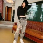 Vivian Hsu Instagram – 專輯開錄

三個星期寫了五首很喜歡的歌詞
也有你們愛的抒情歌
你們都好嗎？
你們的腦袋瓜都在忙什麼？

#OOTD #穿新球鞋錄新歌 #nike @shhshhshh.tw 

アルバムのレコーディングがスタート。

三週間ですごく気に入った曲を五曲書いた。
皆さんが大好きなバラードも。
皆さんお元気？
皆さんはどんなことで頭が回ってるのかな？

#新しいスニーカーで新しい曲のレコーディング