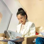 Vivian Hsu Instagram – 今晚8點倒數第二集 

導師們終於能進入主舞台
在現場感受著妳們

如果我們曾經的每一句建言或鼓勵的話
有幫助到或影響到妳們

將是我們最大的驕傲與榮幸

愛妳們每一位 
也替妳們的成長感到很開心

#哭慘了這集 #又哭又笑 #未來少女
#手心手背都是肉要評分真煎熬

今晩は最後から二番目の放送回。

審査員たちがようやくメインステージエリアに入って、君たちのパフォーマンスをこの目で見ることができた。

もし私たちがいつか言ってた意見や励まし言葉が君たちの力になれたのなら、私たちはとても光栄に思う。

皆さんが大好きだよ。
皆さんが成長したことに嬉しく思うよ。

#めちゃくちゃ泣いた　#泣いたり笑ったり
#どのチームも大切だから点数つけるのって辛い

@nextgirlz.official 
@prince_pstar 
@odsurf 
@ikuanstyle 
@aisa1108 
@mai_sato_1113 

幻藍小熊 @ten__entertainment
紫月光 @acem.tw
薄荷水晶 @babymint_official
緋紅魅影 @hur_official_
日光之橙 @sunny_parfum_official
黑曜精靈 @ss_ent_official
_