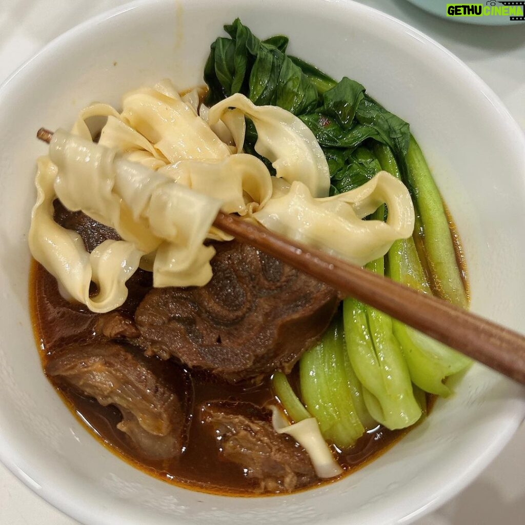 Vivian Hsu Instagram - 可以在新加坡吃到道地的台灣牛肉麵&滷味！實在太幸福了！謝謝Katy姐👍 愛吃牛肉麵的朋友們快去訂 宅配送到家！還有滷味(滑進去看) 遠在他鄉的朋友們，很懷念吧？ 我竟然忘了放牛肉麵的靈魂：酸菜(第二張) #吳家私房牛肉麵 #Katy姊 シンガポールで本格的な台湾牛肉麺を食べれて本当に嬉しすぎ。Katy姉さんありがとう👍 牛肉麺が好きな皆さん、早く予約してね。 滷味もあるよ！！ @michellehojuyun