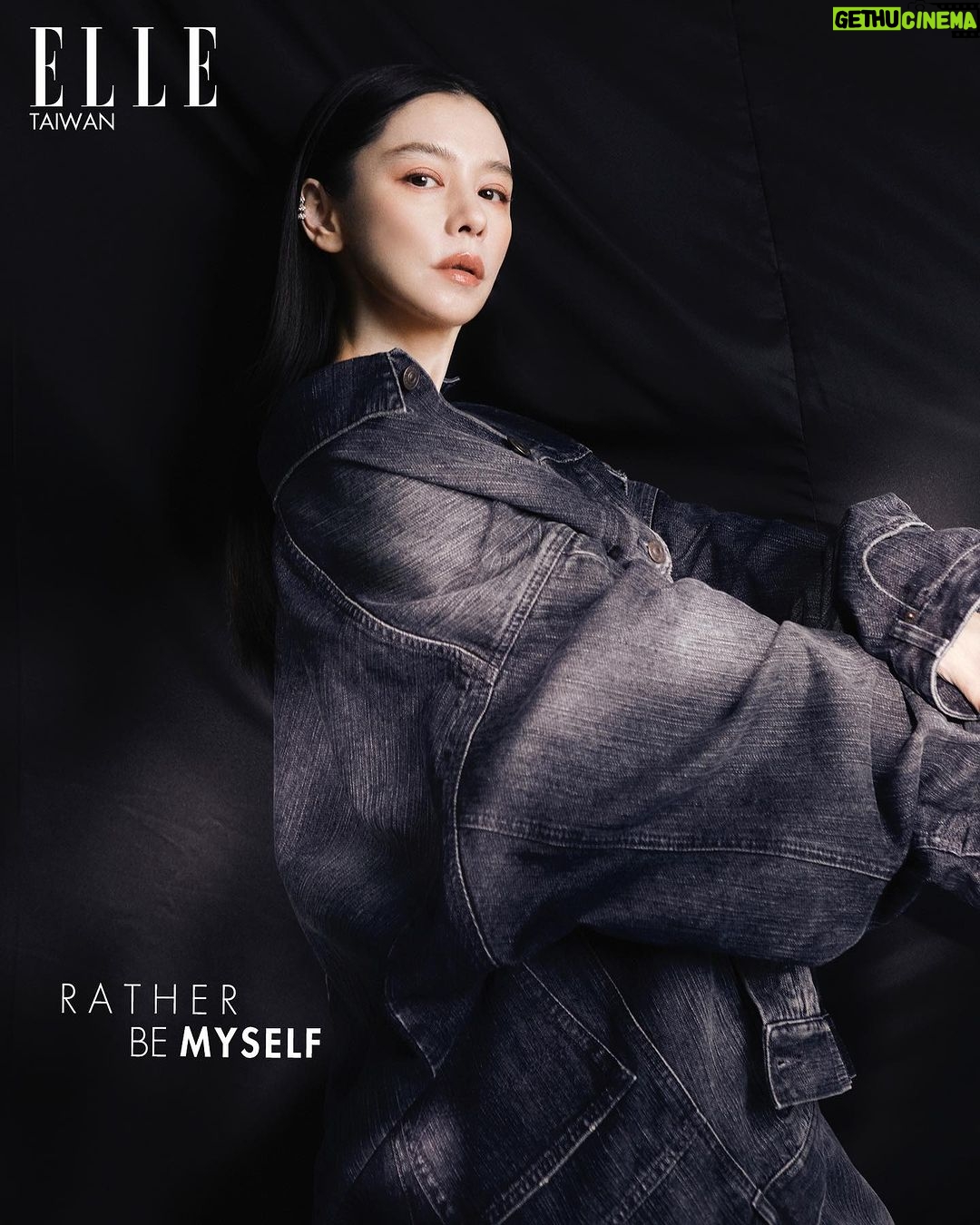 Vivian Hsu Instagram - 午安,你們都幾點起床呢? 最近專注埋頭寫歌的表情 也差不多長這樣 寫專輯,燒腦!有時順利有時卡 但放心,頭髮美美的還在 沒有拔光光 皆んな 何時ぐらいに起きるの? 最近歌詞作りに集中してる時の表情もこんな感じ。 アルバムの制作はとても頭を使うわ! 順調の時もあれば、どうしても進まない時もある。 でも安心してください。髪の毛はちゃんとあるよ!まだ抜いてない。 ELLE 9月digital cover #ELLEGreen digital cover ft. VivianHsu @mr.triangle @jenny_lin_0418 @lounes_chen @elletaiwan